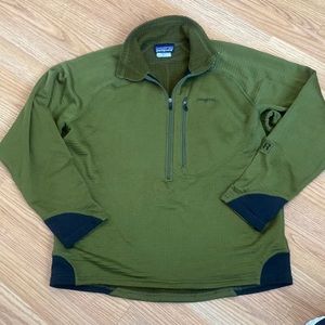 Men’s zip up pullover. Great condition. Runs smaller than a medium.